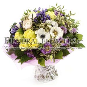 Mazzo funebre con rose gialle e fiori bianchi e viola
