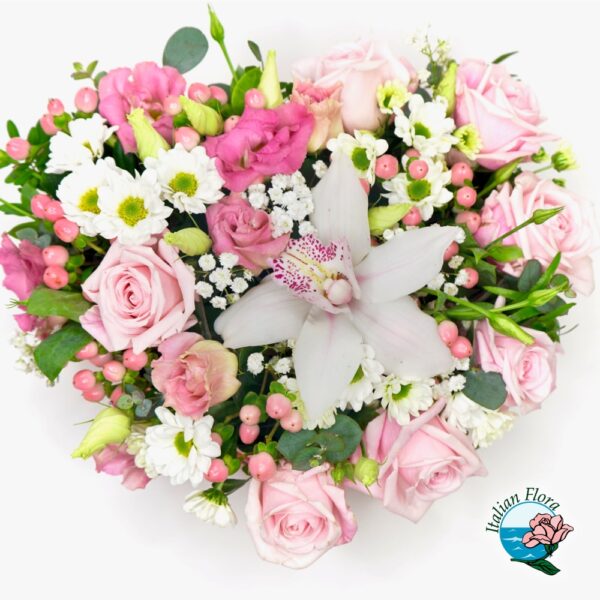 Composizione a cuore con rose e orchidee per esprimere il lutto