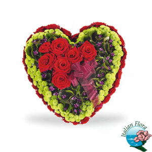 Cuore funebre con fiori colorati e rose rosse